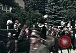 Image les touristes regardent le défilé Carinthie Autriche, 1937, de la seconde 38 séquences d'archives historiques vidéo 65675074085