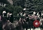 Image les touristes regardent le défilé Carinthie Autriche, 1937, de la seconde 39 séquences d'archives historiques vidéo 65675074085