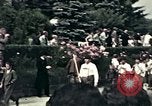 Image les touristes regardent le défilé Carinthie Autriche, 1937, de la seconde 40 séquences d'archives historiques vidéo 65675074085