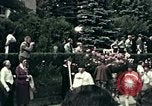 Image les touristes regardent le défilé Carinthie Autriche, 1937, de la seconde 41 séquences d'archives historiques vidéo 65675074085