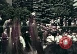 Image les touristes regardent le défilé Carinthie Autriche, 1937, de la seconde 42 séquences d'archives historiques vidéo 65675074085