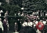 Image les touristes regardent le défilé Carinthie Autriche, 1937, de la seconde 43 séquences d'archives historiques vidéo 65675074085