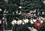 Image les touristes regardent le défilé Carinthie Autriche, 1937, de la seconde 44 séquences d'archives historiques vidéo 65675074085