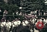 Image les touristes regardent le défilé Carinthie Autriche, 1937, de la seconde 45 séquences d'archives historiques vidéo 65675074085