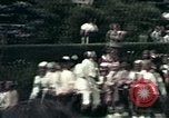 Image les touristes regardent le défilé Carinthie Autriche, 1937, de la seconde 46 séquences d'archives historiques vidéo 65675074085