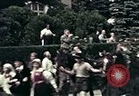 Image les touristes regardent le défilé Carinthie Autriche, 1937, de la seconde 48 séquences d'archives historiques vidéo 65675074085