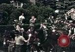 Image les touristes regardent le défilé Carinthie Autriche, 1937, de la seconde 49 séquences d'archives historiques vidéo 65675074085
