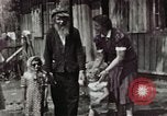 Image membres de la famille à la ferme Autriche, 1937, de la seconde 4 séquences d'archives historiques vidéo 65675074087