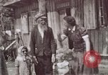 Image membres de la famille à la ferme Autriche, 1937, de la seconde 5 séquences d'archives historiques vidéo 65675074087