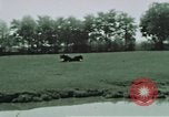 Image membres de la famille à la ferme Autriche, 1937, de la seconde 14 séquences d'archives historiques vidéo 65675074087