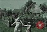 Image membres de la famille à la ferme Autriche, 1937, de la seconde 16 séquences d'archives historiques vidéo 65675074087