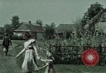 Image membres de la famille à la ferme Autriche, 1937, de la seconde 17 séquences d'archives historiques vidéo 65675074087