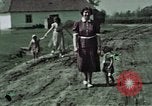 Image membres de la famille à la ferme Autriche, 1937, de la seconde 19 séquences d'archives historiques vidéo 65675074087