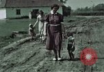 Image membres de la famille à la ferme Autriche, 1937, de la seconde 20 séquences d'archives historiques vidéo 65675074087