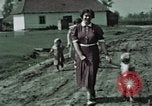 Image membres de la famille à la ferme Autriche, 1937, de la seconde 21 séquences d'archives historiques vidéo 65675074087
