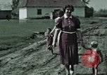 Image membres de la famille à la ferme Autriche, 1937, de la seconde 22 séquences d'archives historiques vidéo 65675074087