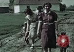Image membres de la famille à la ferme Autriche, 1937, de la seconde 23 séquences d'archives historiques vidéo 65675074087