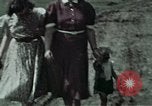 Image membres de la famille à la ferme Autriche, 1937, de la seconde 25 séquences d'archives historiques vidéo 65675074087