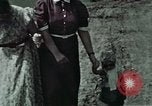 Image membres de la famille à la ferme Autriche, 1937, de la seconde 26 séquences d'archives historiques vidéo 65675074087