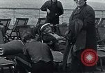 Image passagers sur le pont du navire de croisière Europe, 1937, de la seconde 20 séquences d'archives historiques vidéo 65675074089
