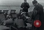 Image passagers sur le pont du navire de croisière Europe, 1937, de la seconde 24 séquences d'archives historiques vidéo 65675074089