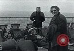 Image passagers sur le pont du navire de croisière Europe, 1937, de la seconde 28 séquences d'archives historiques vidéo 65675074089