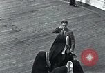 Image passagers sur le pont du navire de croisière Europe, 1937, de la seconde 50 séquences d'archives historiques vidéo 65675074089