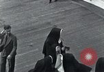 Image passagers sur le pont du navire de croisière Europe, 1937, de la seconde 52 séquences d'archives historiques vidéo 65675074089