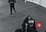 Image passagers sur le pont du navire de croisière Europe, 1937, de la seconde 57 séquences d'archives historiques vidéo 65675074089