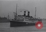 Standbild Juden die auf der SS Siboney aus Europa fliehen Jersey City New Jersey USA, 1941, aus Sekunde 8 historischem Filmmaterial Videoclip 65675074119