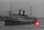 Standbild Juden die auf der SS Siboney aus Europa fliehen Jersey City New Jersey USA, 1941, aus Sekunde 16 historischem Filmmaterial Videoclip 65675074119