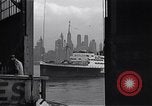 Standbild Juden die auf der SS Siboney aus Europa fliehen Jersey City New Jersey USA, 1941, aus Sekunde 20 historischem Filmmaterial Videoclip 65675074119
