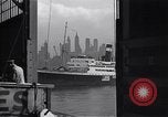 Standbild Juden die auf der SS Siboney aus Europa fliehen Jersey City New Jersey USA, 1941, aus Sekunde 26 historischem Filmmaterial Videoclip 65675074119