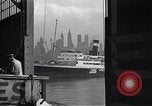 Standbild Juden die auf der SS Siboney aus Europa fliehen Jersey City New Jersey USA, 1941, aus Sekunde 28 historischem Filmmaterial Videoclip 65675074119