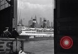Standbild Juden die auf der SS Siboney aus Europa fliehen Jersey City New Jersey USA, 1941, aus Sekunde 33 historischem Filmmaterial Videoclip 65675074119