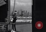 Standbild Juden die auf der SS Siboney aus Europa fliehen Jersey City New Jersey USA, 1941, aus Sekunde 39 historischem Filmmaterial Videoclip 65675074119