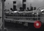 Standbild Juden die auf der SS Siboney aus Europa fliehen Jersey City New Jersey USA, 1941, aus Sekunde 42 historischem Filmmaterial Videoclip 65675074119