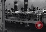 Standbild Juden die auf der SS Siboney aus Europa fliehen Jersey City New Jersey USA, 1941, aus Sekunde 43 historischem Filmmaterial Videoclip 65675074119