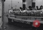 Standbild Juden die auf der SS Siboney aus Europa fliehen Jersey City New Jersey USA, 1941, aus Sekunde 45 historischem Filmmaterial Videoclip 65675074119