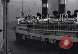 Standbild Juden die auf der SS Siboney aus Europa fliehen Jersey City New Jersey USA, 1941, aus Sekunde 46 historischem Filmmaterial Videoclip 65675074119
