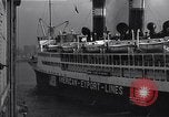 Standbild Juden die auf der SS Siboney aus Europa fliehen Jersey City New Jersey USA, 1941, aus Sekunde 47 historischem Filmmaterial Videoclip 65675074119