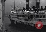 Standbild Juden die auf der SS Siboney aus Europa fliehen Jersey City New Jersey USA, 1941, aus Sekunde 48 historischem Filmmaterial Videoclip 65675074119