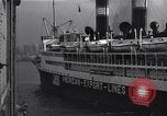 Standbild Juden die auf der SS Siboney aus Europa fliehen Jersey City New Jersey USA, 1941, aus Sekunde 49 historischem Filmmaterial Videoclip 65675074119