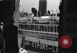 Standbild Juden die auf der SS Siboney aus Europa fliehen Jersey City New Jersey USA, 1941, aus Sekunde 55 historischem Filmmaterial Videoclip 65675074119