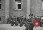 Standbild Sowjets Abschnitt Übertragen von Berlin nach US-Kontrolle Berlin Deutschland, 1945, aus Sekunde 31 historischem Filmmaterial Videoclip 65675074125