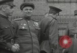 Standbild General Omar Bradley Berlin Deutschland, 1945, aus Sekunde 16 historischem Filmmaterial Videoclip 65675074130
