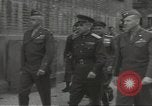 Standbild General Omar Bradley Berlin Deutschland, 1945, aus Sekunde 31 historischem Filmmaterial Videoclip 65675074130