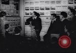 Immagine di Walter Disney con gli artisti Burbank California USA, 1943, secondo 1 filmato di repertorio 65675074183