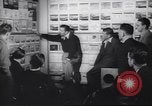 Immagine di Walter Disney con gli artisti Burbank California USA, 1943, secondo 15 filmato di repertorio 65675074183