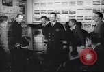 Immagine di Walter Disney con gli artisti Burbank California USA, 1943, secondo 19 filmato di repertorio 65675074183